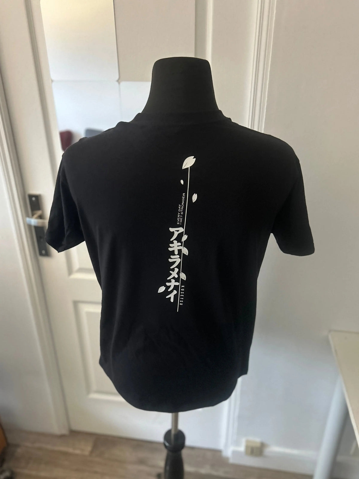 Mannequin de dos portant t-shirt noir Kusetsu Level Up avec calligraphie japonaise