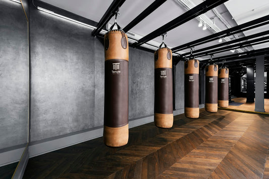 Sacs de frappe dans une salle de sport de combat