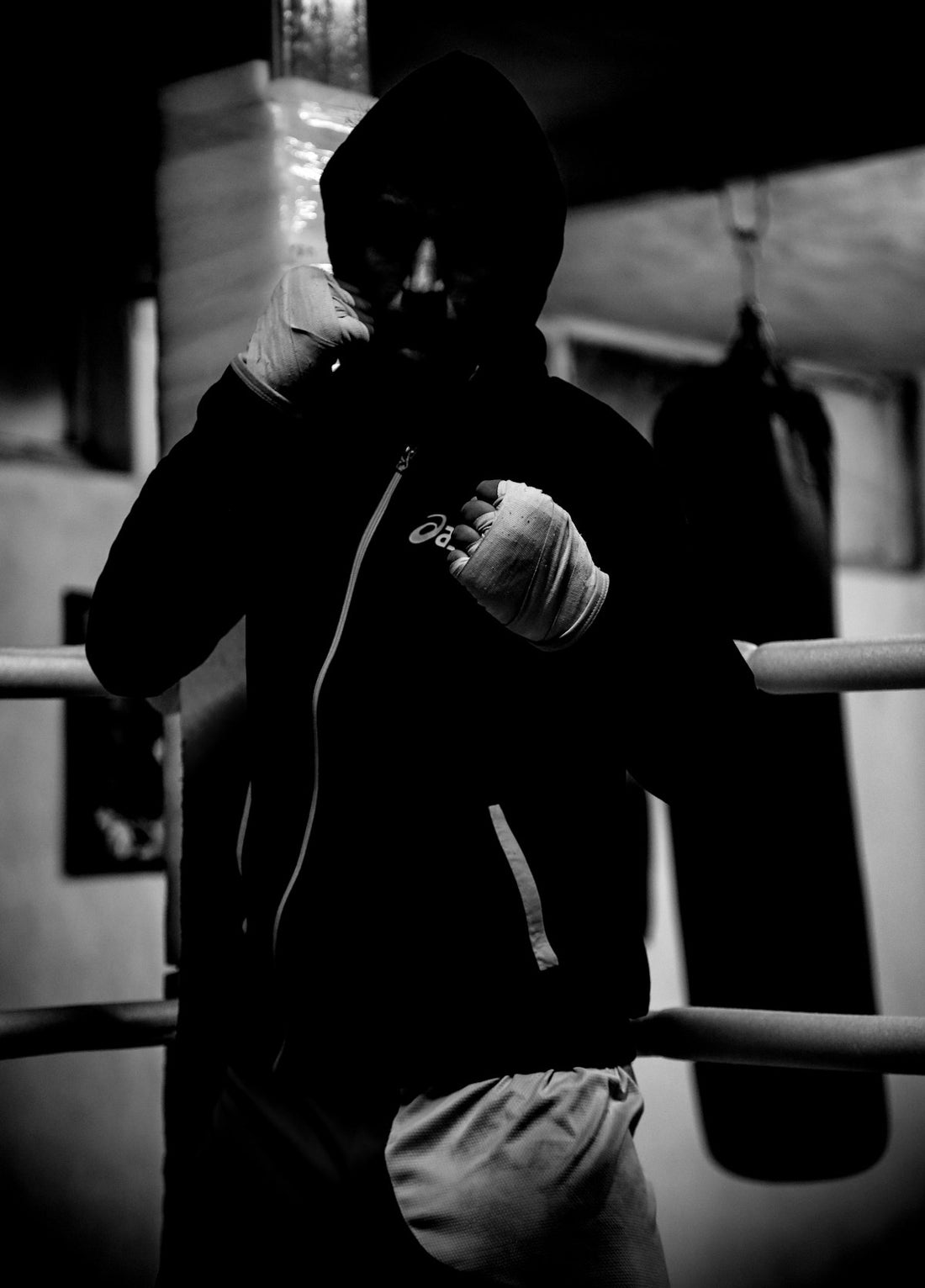 Boxeur en sweat à capuche sur le ring - esprit shōnen