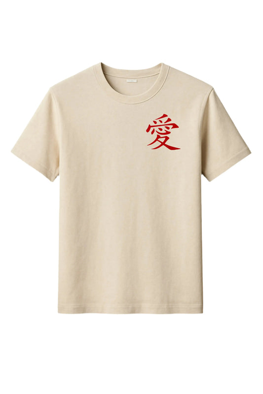 T-shirt beige “Amour” sur la poitrine, style streetwear unisexe inspiré de Gaara.