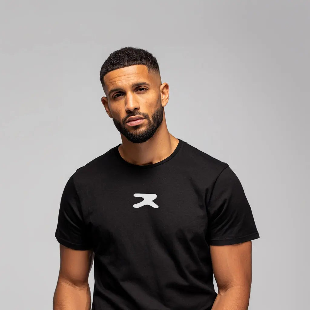 Homme portant le t-shirt Kusetsu Essential noir avec logo blanc