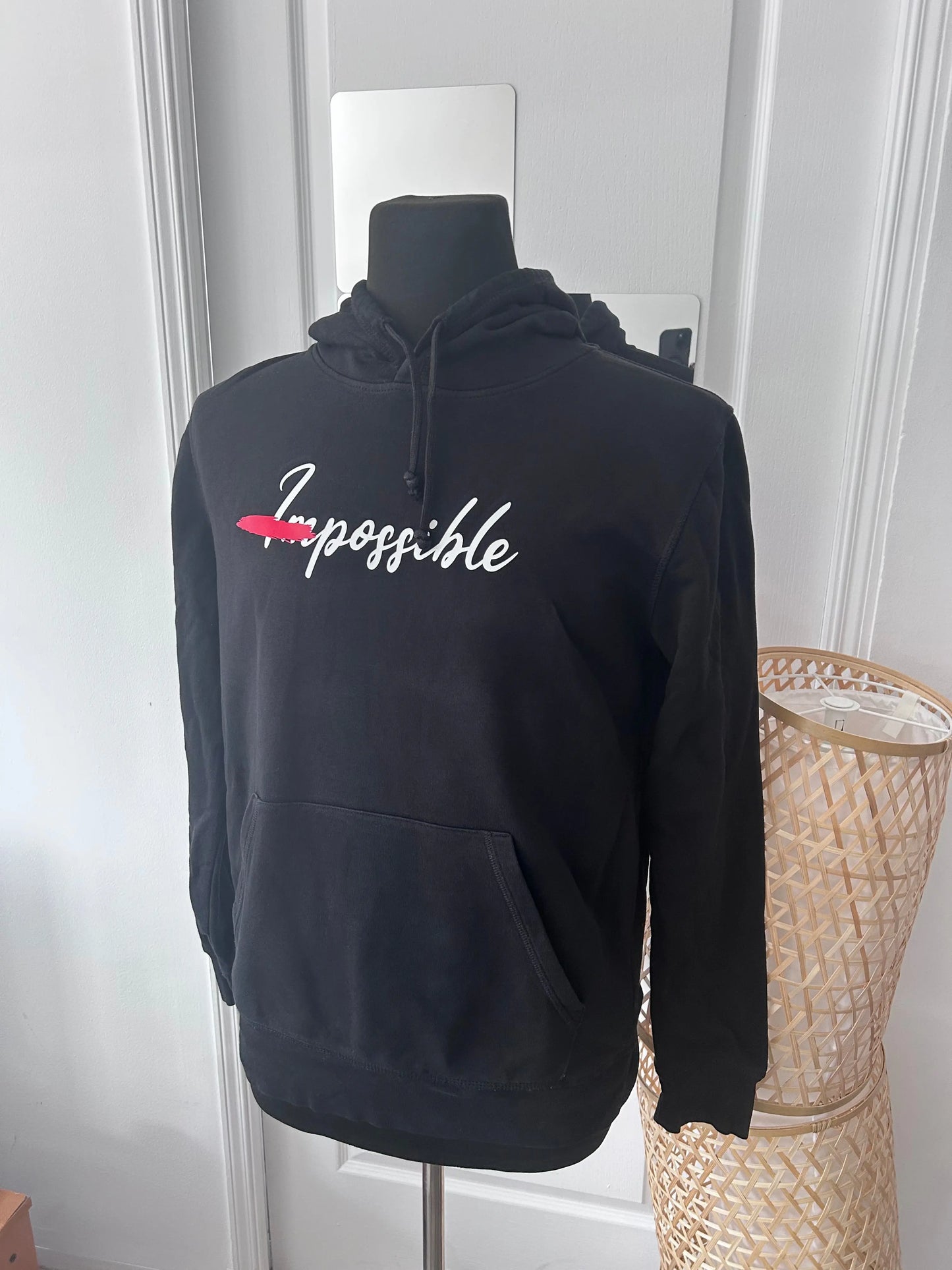 Mannequin portant hoodie noir Kusetsu Impossible texte barré rouge
