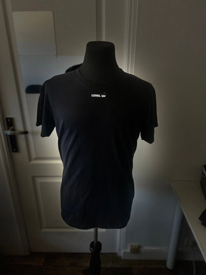 Mannequin portant t-shirt noir Kusetsu Level Up logo blanc
